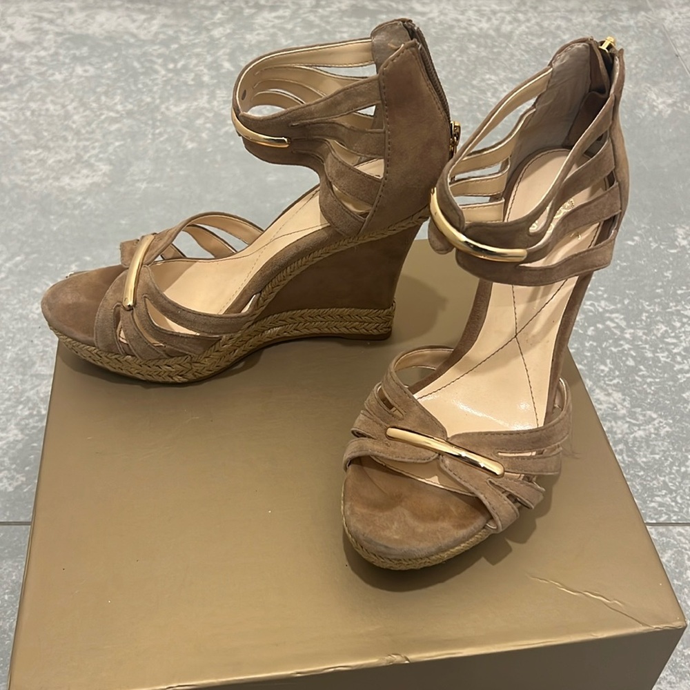 Beige platform wedge sandals with gold detail